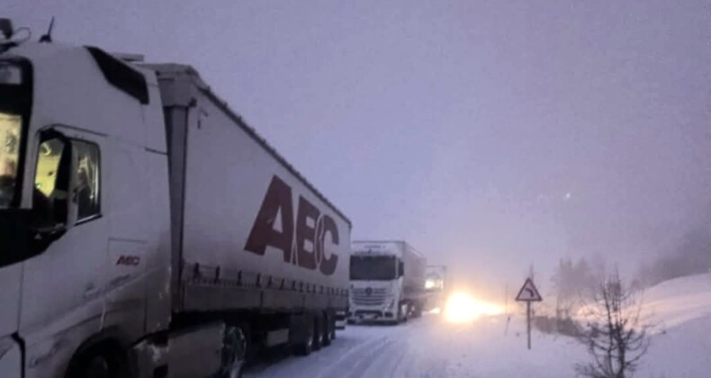 Ardahan Posof’ta TIR’ların Kar Esareti