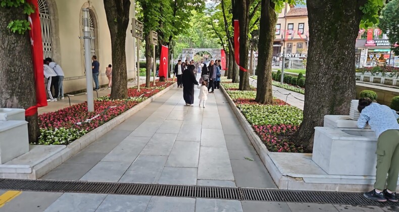 Bursa çiçek bahçesine dönüşüyor