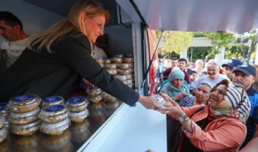 Bakırköy Meydanında Aşure Dağıtıldı