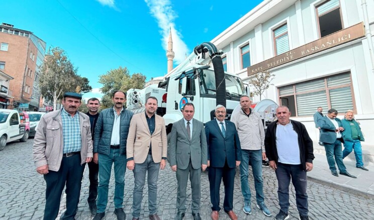 Kars’ta Kanal Açma ve Temizleme Aracı Hizmete Girdi