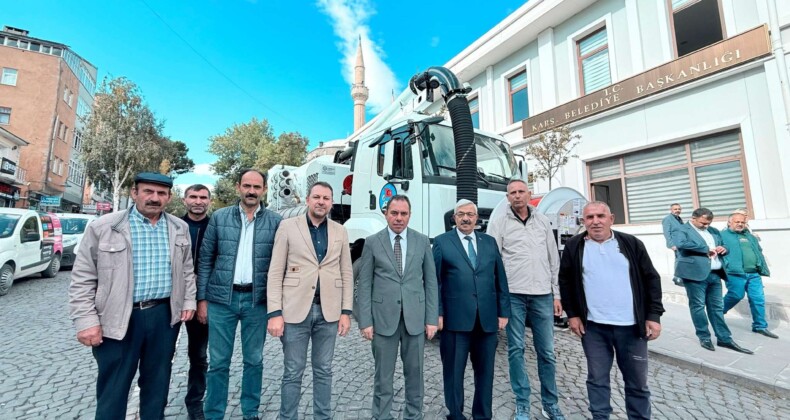 Kars’ta Kanal Açma ve Temizleme Aracı Hizmete Girdi