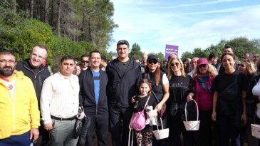 Kayışdağı Ormanı’nında Dağ Çileği Topladılar