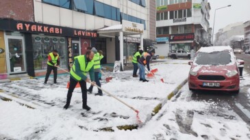 Ardahan’da Belediye Ekiplerinin Kar Mesaisi Başladı