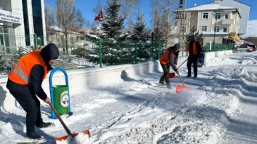 Ardahan Belediye Ekipleri Karla Mücadelesi