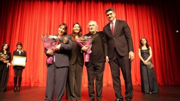 İSMAİL DÜMBÜLLÜ ÖDÜLÜ’NÜN YENİ SAHİBİ BİNNUR KAYA OLDU