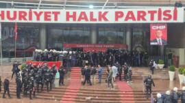 Polis CHP Genel Merkezi’ne Girdi, Özgür Özel TBMM’ine Yürüdü