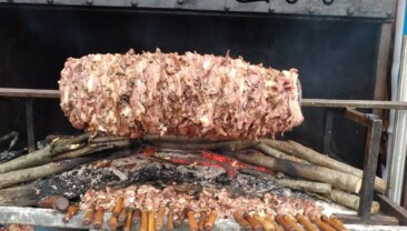 Ardahan Köprülü Beldesi’nde Çağ Kebap Yenir