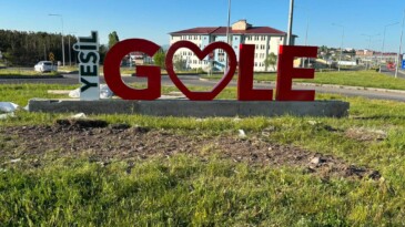 Göle Girişine Kalp Tabelası Konuldu