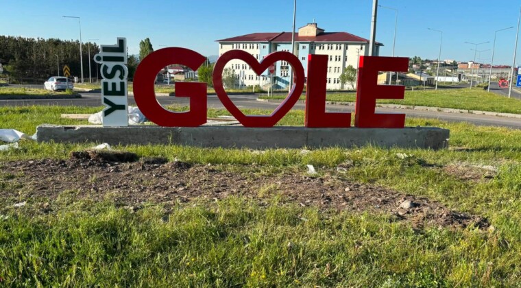 Göle Girişine Kalp Tabelası Konuldu