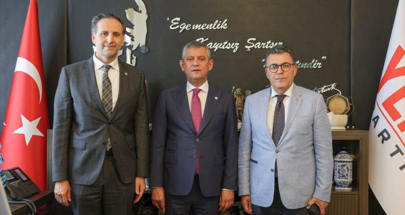 Vekil İncesu ve Başkan Demir, Yeni Parti Rozetini Taktılar