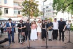 Kadıköy’ün Sokakları Gençlerin Müziğiyle Şenleniyor